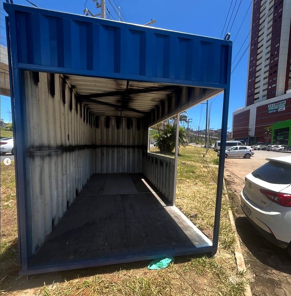 Estrutura comercial antes: vão aberto, sem os painéis de vidro instalados