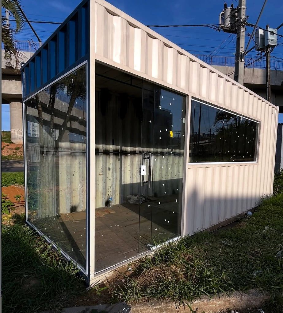 A mesma estrutura depois: fechamento em vidro com porta instalado