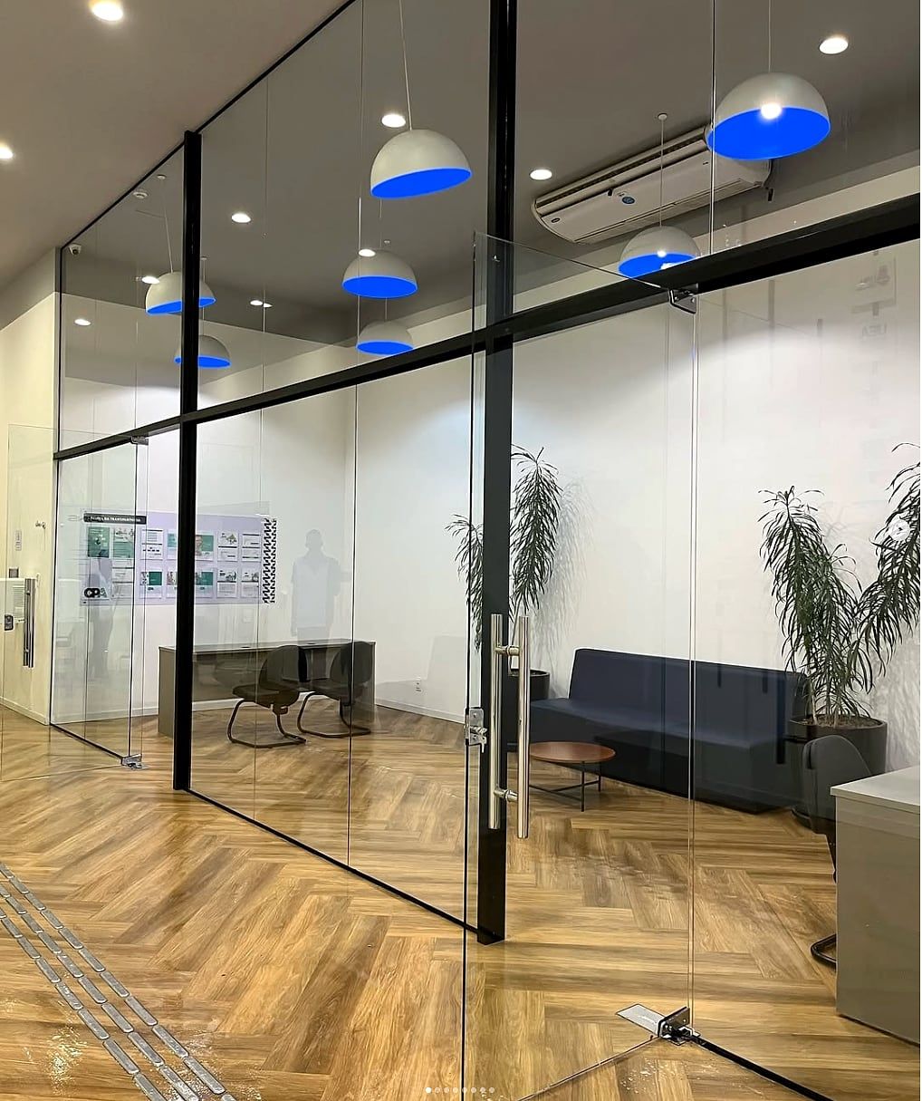 Recepção comercial com divisória e porta de vidro temperado — vidraçaria predial